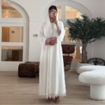 عباية مفتوحة بيضاء صلبة مع وشاح دانتيل - Uni Dubai
